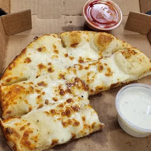 Cheesy garlic bread with ranch