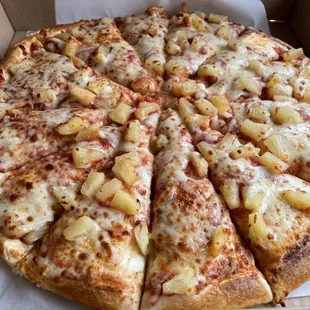 Lg pineapple pizza