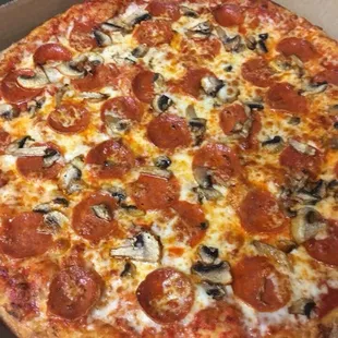 We are hand tossed out pizzas .