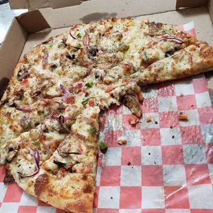 Chicken combo: chicken, mushroom, green and red peppers, tomatoes. I swapped out the red sauce for their garlicky white sauce. DELICIOUS!!!