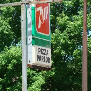 a sign for a pizza parlor