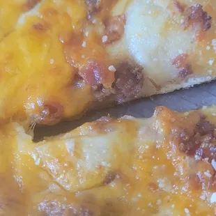 Cheeseburger Pizza - there was no sauce on this pizza, is this normal? Or was this an error by the cooks? What am I not understanding?