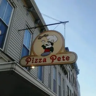 a sign for pizza pete