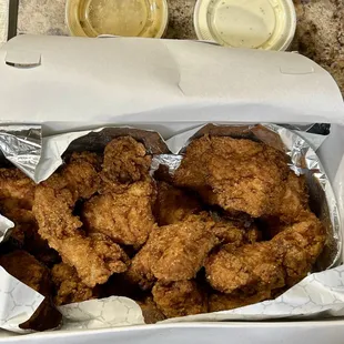 food, chicken wings, chicken, bbq wings, fried chicken, fried chicken wings, poultry, bbq chicken, chicken wings and fried chicken