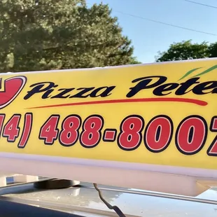 a sign for pizza petes