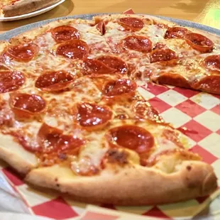 Pepperoni Medium 14" Pizza w/ Cheese