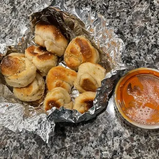 Garlic knots with tomato sauce