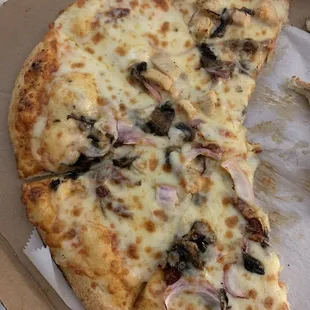 Large Spicy chicken pizza
