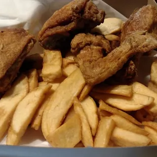 Tasty 4 piece chicken dinner at pizza place and it costs only $8.00