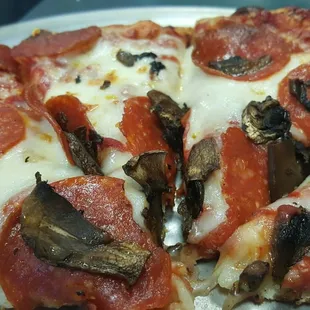 So good! One of my favorite pizza places in the valley. Love the 50's music they were playing today.