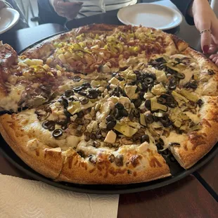 Pizza half bbq chicken and garlic chicken.