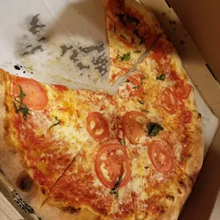 Cheese pizza passed off as a margarita pizza!