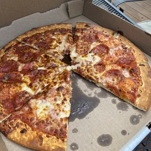 Thin crust pepperoni!  Love that they put cheese on top of the toppings as well.
