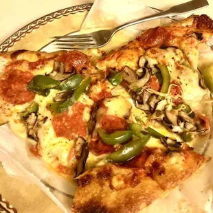 Warmed up leftovers traditional crust with pepperoni, mushroom, and fresh green pepper.