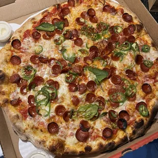 18&quot; Spicy Pepperoni Round Pizza