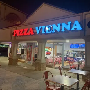 the outside of a restaurant at night