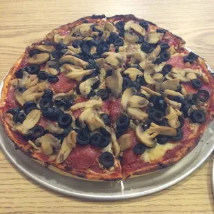 Pepperoni, shrooms, garlic and olives...yum!  No vampires tonight lol.