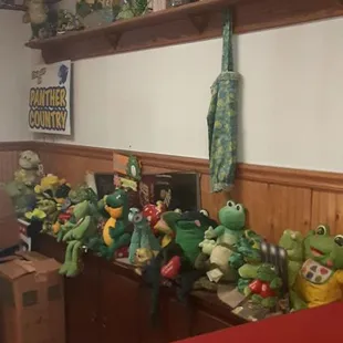 Frogs welcome you in.