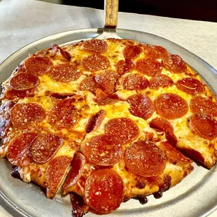 Made to order pizza; 11" thin crust, well dine with pizza sauce, mozzarella, red peppers, and pepperoni!