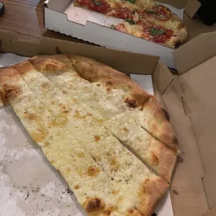 Cheesy Bread and a margherita signature pie Very greasy but still tasty!