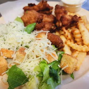 Alitas papas y ensalada, mi combo perfecto