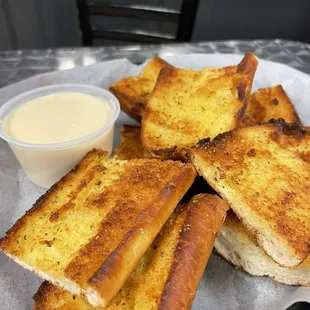 Garlic bread with Alfredo sauce
