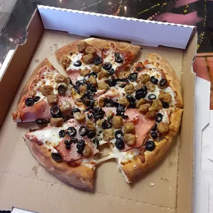 SAUSAGE, HAM, &amp; OLIVES BEER-CRUST PIZZA GUYS!!!!!