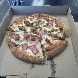 BEER CRUST PIZZA WITH SAUSAGE AND HAM!!!