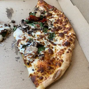 Spinach, mushroom, &amp; tomato veggie pizza