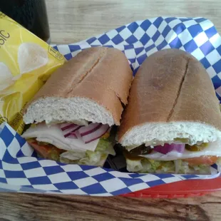 Omg the grinders at Pizzadilly are the best. I also love their lasagna, spaghetti, pizza, salads, nachos, wings, and mozzarella sticks.