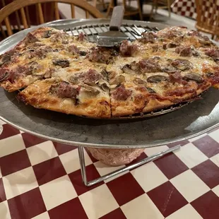 Thin crust pizza Sausage and mushroom