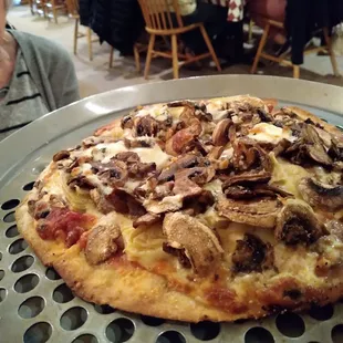 Artichoke, mushrooms, crispy and yeasty thin crust. I mean SERIOUSLY!?
