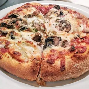 Mushroom onion and garlic pizza.