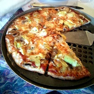 Mushrooms and artichoke hearts on thin crust.  Absolute divinity.