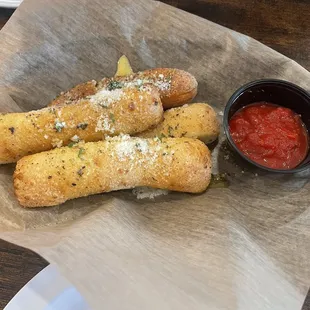 Garlic cheesy bread &amp; marinara sauce