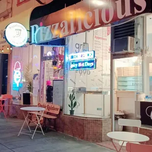 ~ Night Time Picture Shot Of Pizzalicious ~