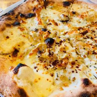 a cheese pizza on a plate