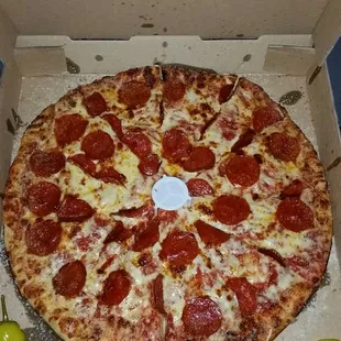 Pepperoni pizza.....look&apos;n good!