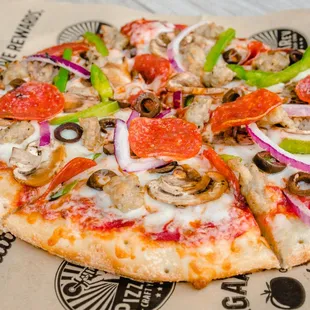 a pizza with pepperoni, mushrooms, onions, and peppers