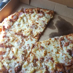 Great Hawaiian pizza got bbq sauce instead of pizza sauce and was great.