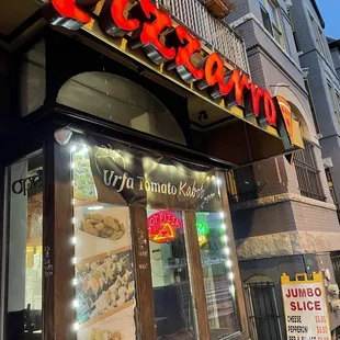 the front of a pizza restaurant