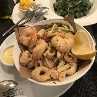 Frittura di Mare (fried calamari and shrimp)