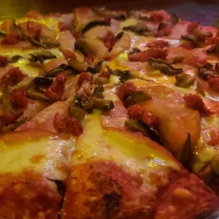 Canadian Bacon, mushrooms and chorizo! Pretty darn good!