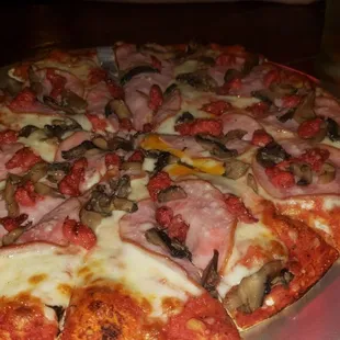 Canadian Bacon, mushrooms and chorizo! Pretty darn good!