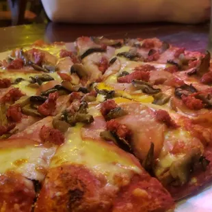 Canadian Bacon, mushrooms and chorizo! Pretty darn good!