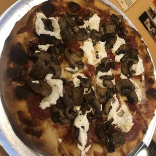 Pizza with pepperoni, mushroom and ricotta