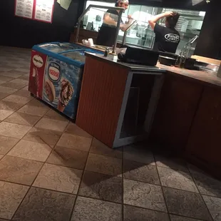 Wouldn't make a salad but had time to break ice, talk AND put the lettuce away while we are waiting. Customer service fail.