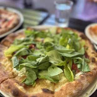 The pizza with arugula, plus Soprasetta