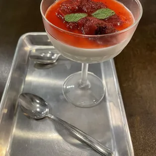 Panna cotta with fresh strawberry sauce