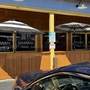 the outside of the restaurant